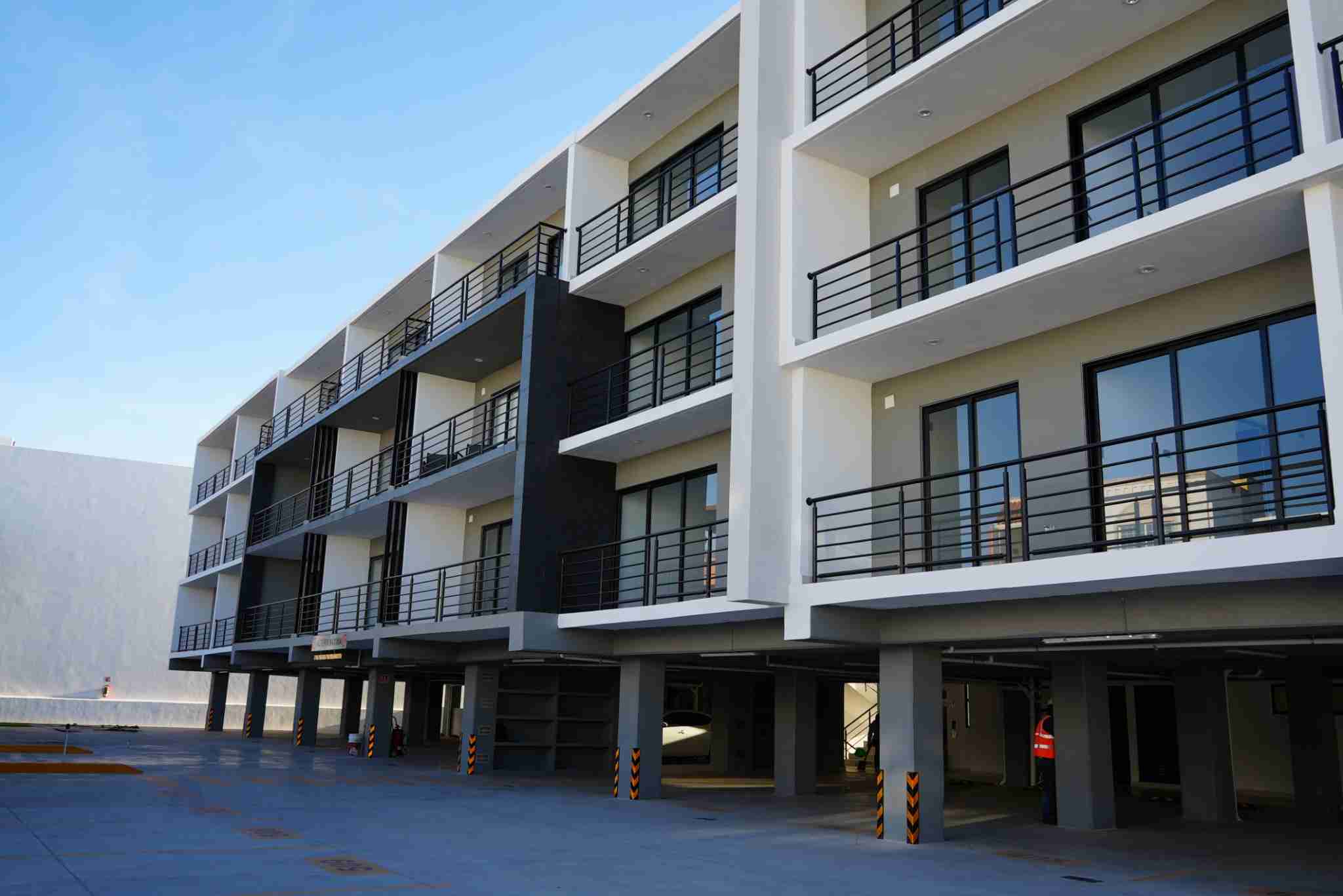 Lobby con acceso controlado y personal de seguridad