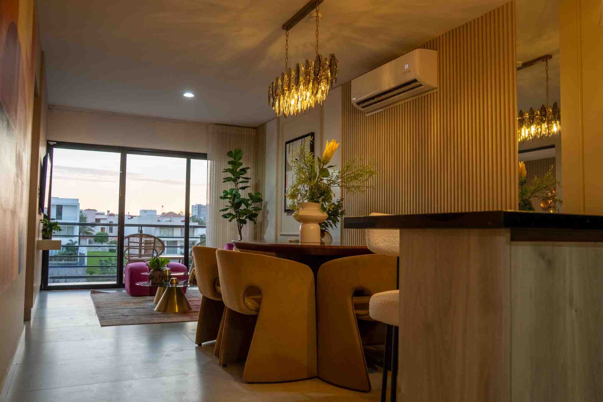 Sala moderna con ventanales de piso a techo